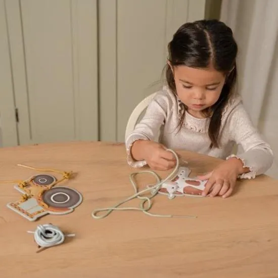 Little Dutch Lacing Cards – Little Farm